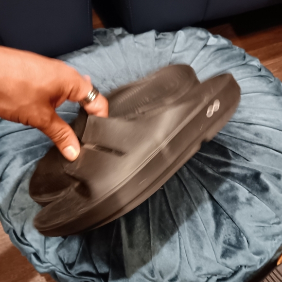 OOFOS Black Slide Sandals Size M7 W9 - Picture 3 of 5